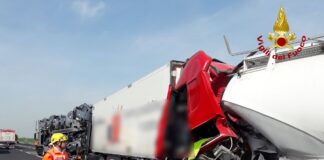 FOTONOTIZIA – Scontro fra tre tir in A4, deceduto un autista