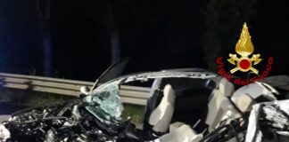 FOTONOTIZIA – Scontro fra due auto e un furgone: un deceduto e due feriti