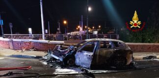 Auto si schianta sul Ponte della Libertà e prende fuoco: un ferito grave
