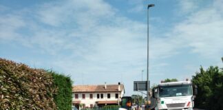 Danni a ciclabile e marciapiede, lavori in corso a Quinto per riparare la fognatura