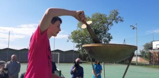 L’Isola di San Servolo torna ad ospitare le Panathliadi Un giovane tedoforo accende il braciere delle Panathliadi (foto di repertorio)