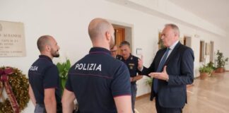 Folle corsa in auto, due poliziotti lo inseguono e lo bloccano: premiati dal Questore Il Questore di Venezia, Maurizio Masciopinto, riceve i due poliziotti