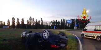 FOTONOTIZIA – Jesolo, auto finisce rovesciata fuori strada: tre feriti