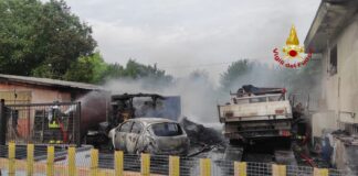 FOTONOTIZIA – Spinea, incendio nel cortile di un’autofficina: fumo visibile da lontano I Vigili del fuoco domani l'incendio nel cortile dell'autofficina a Spinea