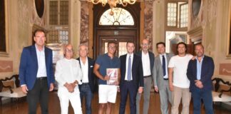 Ha rianimato una donna dopo un malore in mare: bagnino 21 enne premiato Sebastiano Caldara riceve in premio il gagliardetto di Venezia