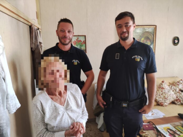 La turista salvata con gli agenti della Polizia Locale di Jesolo