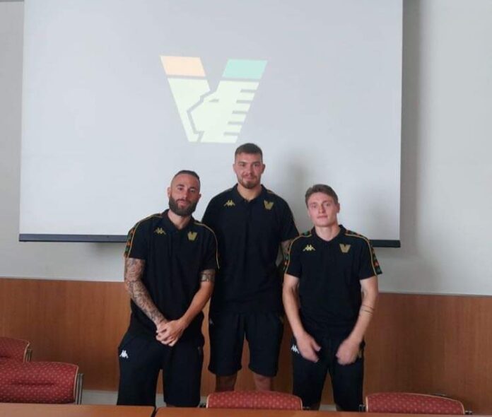 Da sinistra: Francesco Zampano, Pawel Wisniewski e Magnus Kofod Andersen. Foto: Ufficio Comunicazione Venezia FC
