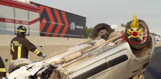 FOTONOTIZIA – Autostrada A4, automobile finisce capovolta sulla corsia opposta: grave il conducente L’automobile finita rovesciata sull’autostrada A4