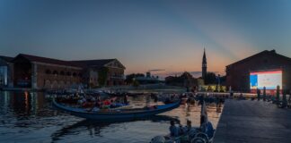 Cinema Barch-In, all’Arsenale torna il drive-in in barca dal 27 al 30 luglio Cinema Barch-in Edizione 2020 foto dal sito internet ufficiale di Cinema Barch-In
