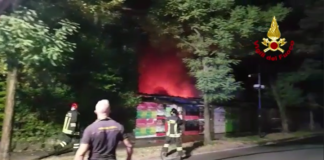 Marghera, baracche in fiamme vicino a una casa disabitata – VIDEO I Vigili del Fuoco spengono l'incendio delle baracche a Marghera