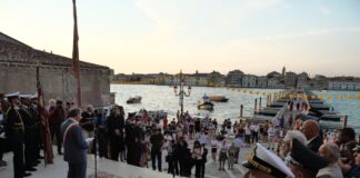 Redentore 2022: il messaggio di Brugnaro all’inaugurazione del ponte votivo Il sindaco di Venezia Luigi Brugnaro legge il messaggio all'apertura del ponte votivo del Redentore