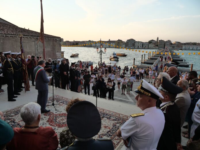 Il sindaco di Venezia Luigi Brugnaro legge il messaggio all'apertura del ponte votivo del Redentore