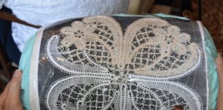 A Palazzo Mocenigo le maestre di Pellestrina protagoniste del “Venerdì del Merletto” Lavorazione del merletto a tombolo con i fuselli