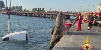 FOTONOTIZIA – Non funziona il freno di stazionamento, furgone finisce in mare