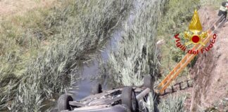Automobile finisce in un canale: conducente salvato dai passanti