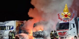 FOTONOTIZIA – Torre di Mosto, a fuoco 4 camion per il trasporto di pollame I Vigili del Fuoco domano l'incendio dei camion a Torre di Mosto