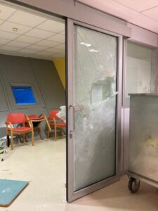 Alcuni danni dell'aggressione al reparto di Pediatria dell'Ospedale dell'Angelo di Mestre