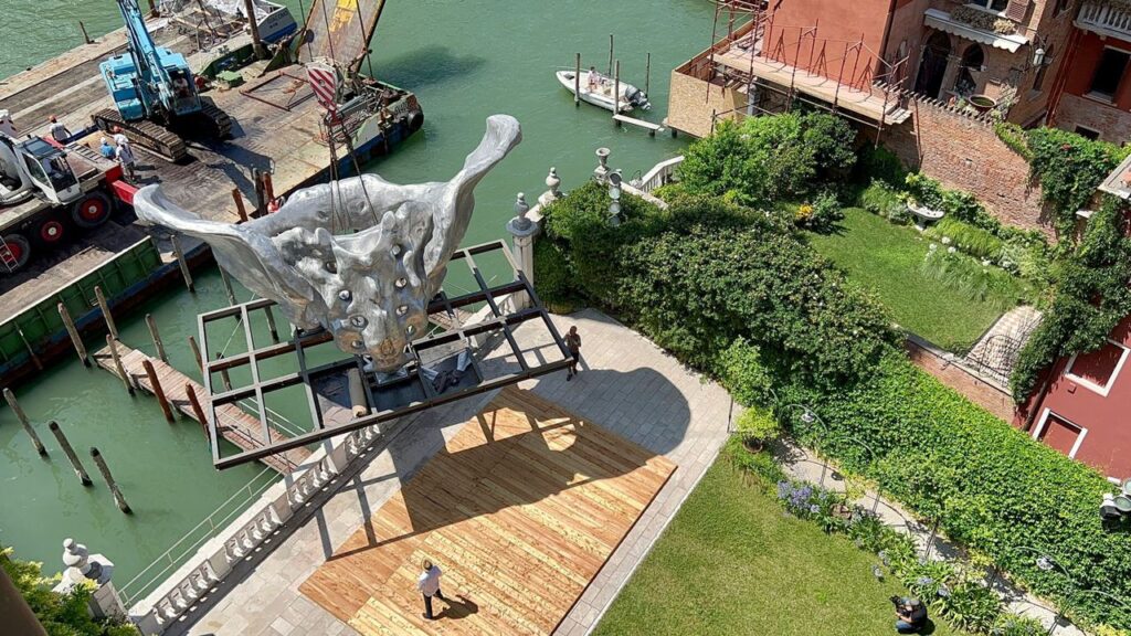 L’installazione dell’opera “Baby 3.0” creata dall’artista italo-americano Lorenzo Quinn