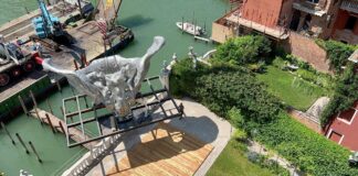 Nel giardino di Ca’ Corner iniziata l’installazione di una scultura di Lorenzo Quinn L’installazione dell’opera “Baby 3.0” creata dall’artista italo-americano Lorenzo Quinn