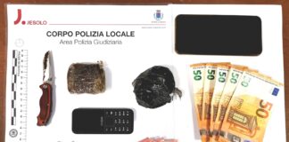 Lotta allo spaccio, sequestrati oltre mezzo etto di hashish e più di 500 euro Il materiale sequestrato dalla Polizia Locale di Jesolo