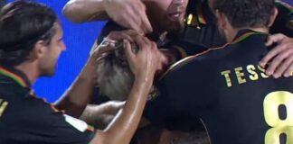 Venezia FC- Genoa, Johnsen: “Oggi avrei voluto fare almeno tre goal” Johnsen festeggiato dai compagni di squadra dopo il goal contro il Genoa