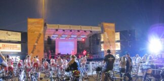 Arriva il palco a pedali con gli spettatori che devono arrivare esclusivamente in bicicletta Il Circo a Pedali