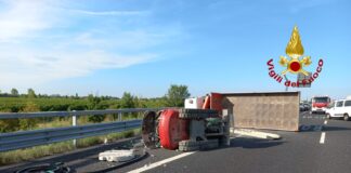 FOTONOTIZIA – Autostrada A4, incidente fra tre mezzi, un ferito e traffico bloccato Il mezzo rovesciato sull'autostrada A4