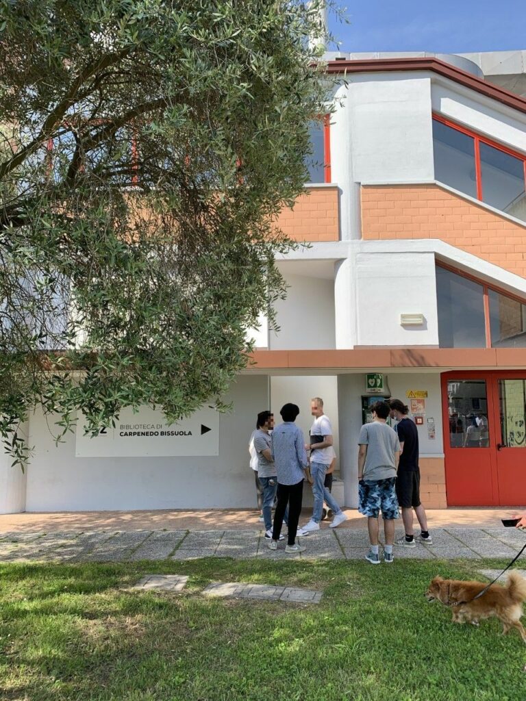 L'esterno della biblioteca di Carpenedo-Bissuola