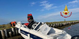 FOTONOTIZIA – Barca finisce contro le bricole: due coniugi sbalzano fuori e finiscono contro l’elica