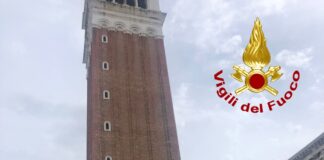 FOTONOTIZIA – Sopralluogo al Campanile di San Marco dopo il crollo dei frammenti a causa del maltempo Il sopralluogo dei Vigili del Fuoco al Campanile di San Marco