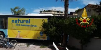 FOTONOTIZIA – Autobus si scontra con un’auto e finisce in un cortile: cinque feriti L'autobus finito nel cortile