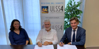 Firmato il primo protocollo di promozione dello sport per le persone con disabilità La firma del protocollo con, da destra: il DG Filippi, il presidente del CIP Vilnai e la delegata FINP Benedet.