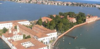 San Servolo, nuovo ristorante per gli ospiti dell’isola. Fine estate con mostre, museo della follia, cortometraggi e due nuovi pontili per l’ormeggio Una veduta aerea dell'Isola di San Servolo