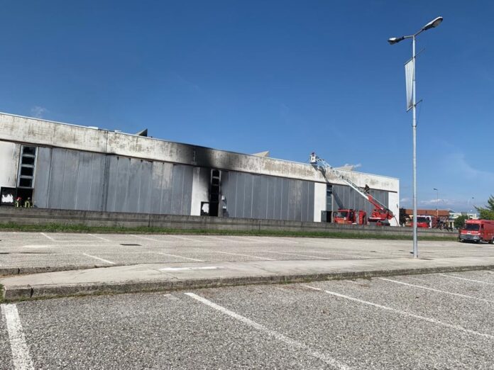 Foto incendio ex Stefanel