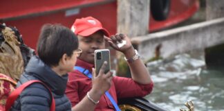 A Venezia in gondola per la prima volta: giovane paziente oncologico realizza il suo sogno Hakon Raseduzzaman in gondola a Venezia