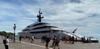 A Venezia arriva il mega-yacht IJE, 108 metri con night club Il mega-yacht IJE in Riva Sette Martiri