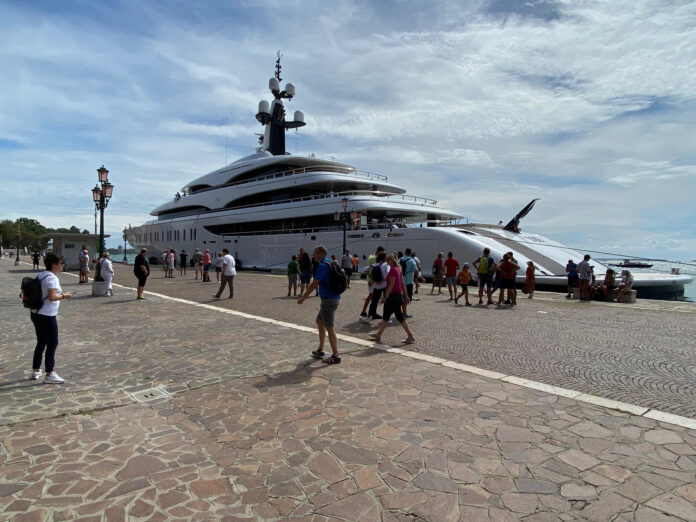 Il mega-yacht IJE in Riva Sette Martiri