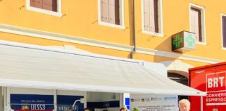 I farmacisti dell’Ulss 3 incontrano i cittadini al mercato La dottoressa Barzan, il dottor Chinellato e i loro collaboratori davanti allo stand dell'Ulss 3 Serenissima al mercato di Mirano