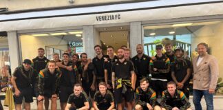 Venezia FC, Molinaro: “Vogliamo avvicinarci sempre di più ai tifosi” La squadra del Venezia FC davanti al flagship store - foto Ufficio Comunicazione Venezia FC
