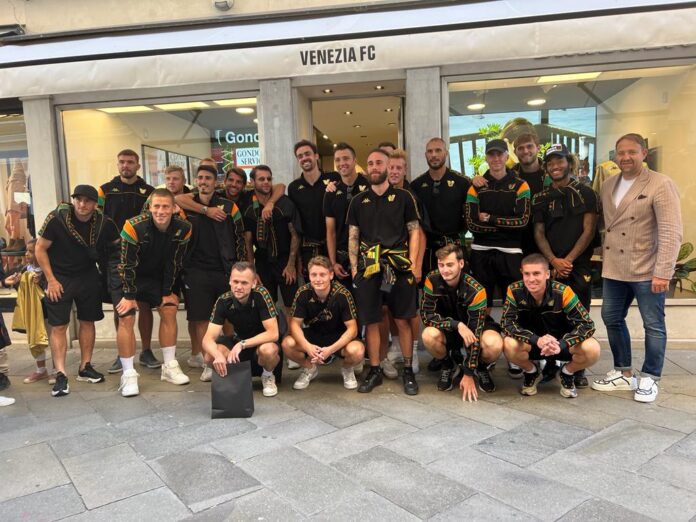 La squadra del Venezia FC davanti al flagship store - foto Ufficio Comunicazione Venezia FC