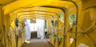 Vandali al centro vaccinale di Mirano Le tensostrutture danneggiate dai vandali al Centro Vaccinale di Mirano