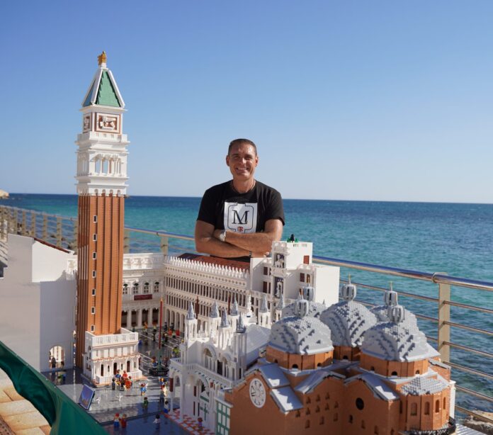 Maurizio Lampis con la riproduzione in LEGO di Piazza San Marco - foto: El Paron de Casa Venezia