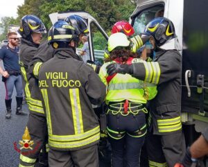 I soccorsi dei vigili del Fuoco in A4 al furgone tamponato