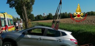 FOTONOTIZIA – Travolto dall’auto e trascinato nel fossato: salvo per miracolo Il recupero dell'automobile finita nel fossato