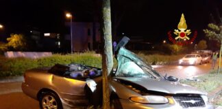 FOTONOTIZIA – Jesolo, finisce con l’auto contro un albero: gravissimo un 44enne L'automobile finita contro un albero a Jesolo