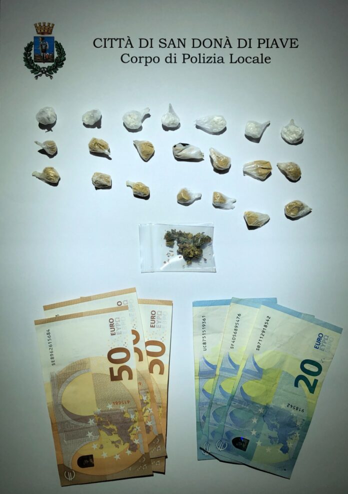 Gli stupefacenti e i soldi sequestrati dalla Polizia Locale di San Donà Gli stupefacenti e i soldi sequestrati dalla Polizia Locale di San Donà