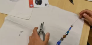 “Impiraperle per un giorno”: alla Vez Junior il laboratorio per bimbi dai 6 agli 11 anni Un bambino impegnato nel laboratorio di impiraperle