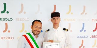 Una targa a Marco Secolo, tra i più giovani aviatori d’Italia Il Sindaco di Jesolo con Marco Secolo, uno dei più giovani aviatori d'Italia