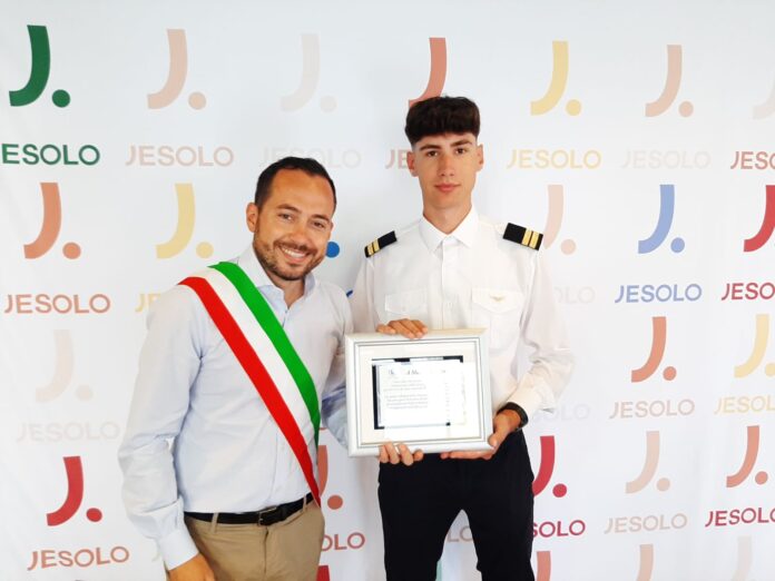 Il Sindaco di Jesolo con Marco Secolo, uno dei più giovani aviatori d'Italia
