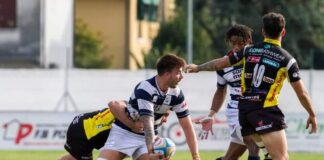 Rugby, Mogliano Veneto-Transvecta Calvisano 27-25 L’off load di Capitan Giordano Baldino che lancia verso la meta Roberto Dal Zilio